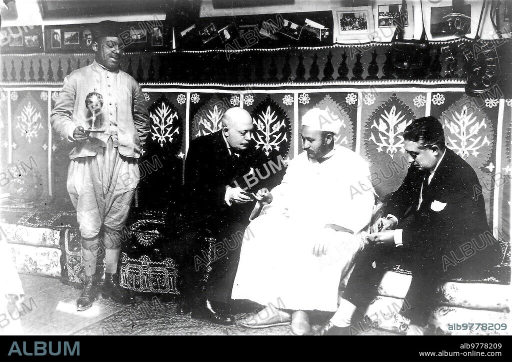 1922. Visit of Torcuato Luca de Tena in the Spanish protectorate area of Morocco, Tetouan. In the photo with the heroic Rifeño Caid Suleiman el Jatabi.