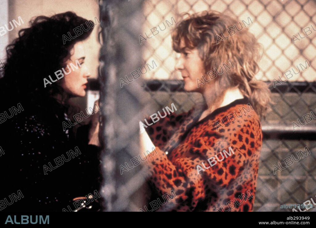 DEMI MOORE and GLENNE HEADLY in MORTAL THOUGHTS, 1991, directed by ALAN RUDOLPH. Copyright COLUMBIA PICTURES.