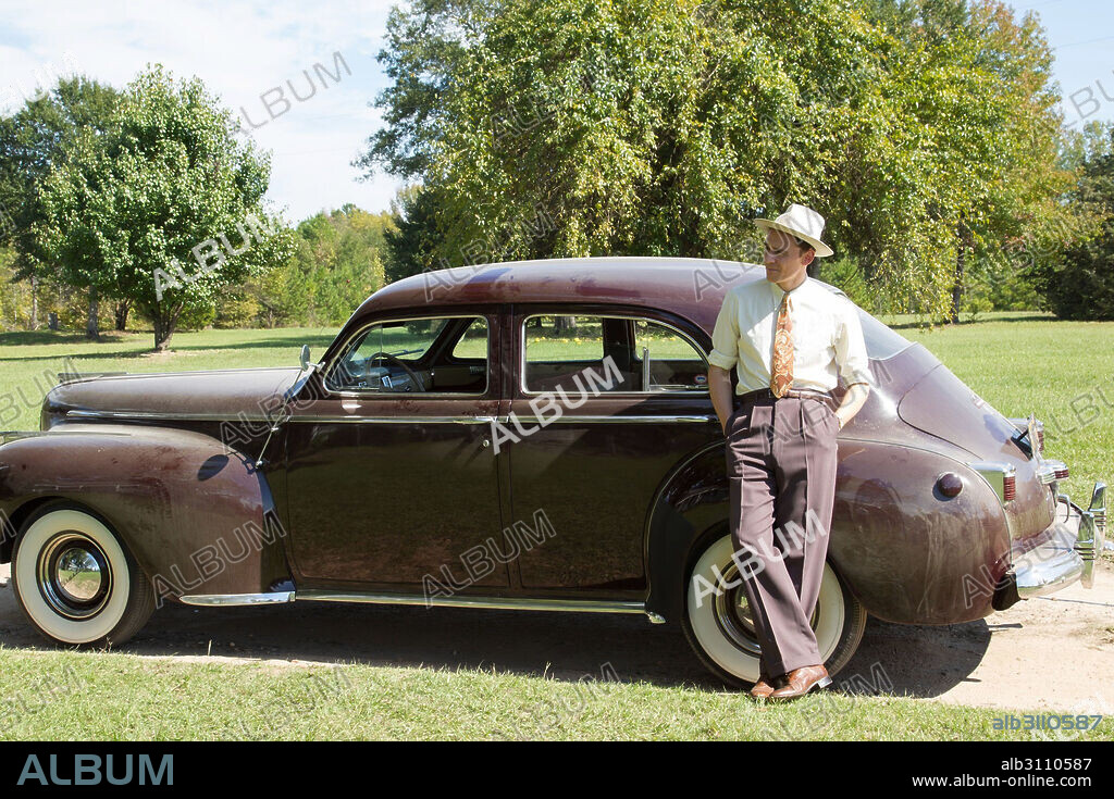 TOM HIDDLESTON en HANK WILLIAMS, UNA VOZ A LA DERIVA, 2015 (I SAW THE LIGHT), dirigida por MARC ABRAHAM. Copyright Bron Studios/RatPac Entertainment.