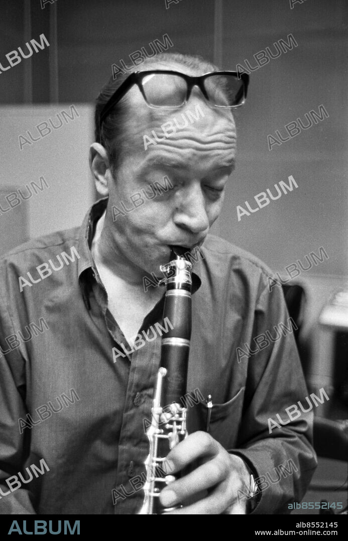 LULEÅ 1969.. Gunnar Siljabloo Nilsson, jazz- och populärmusiker (klarinettist och sångare).. Foto: Ulf Stråhle / RiR / SVT / Kod: 5600. Bild och reportage publ. i RiR 46/69 sid. 16-17 inför TV-programmet Sound of jazz. Gunnar Siljabloo Nilsson underhåller tillsammans med jazzpolare. (Göteborg.). RiR 19625 sv/v neg . Klarinetter.
