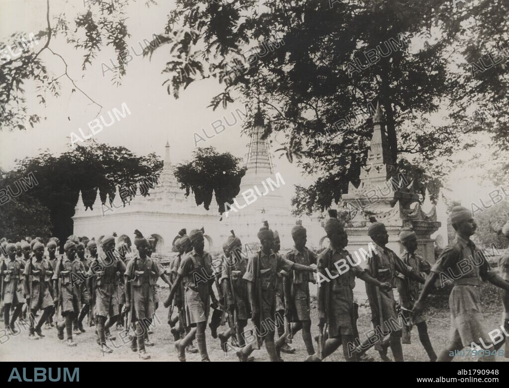 Segunda guerra mundial (1939-1945). Tropas indias haciendo ejercicios de instrucción militar en el puerto de Mandalay (Birmania).