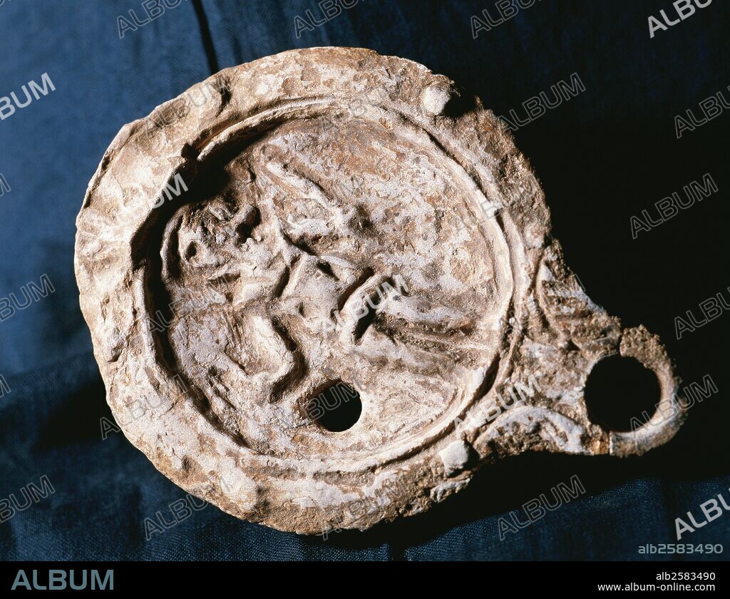 ARTE ROMANO. ESPAÑA. "CANDIL". Lámpara de aceite de terracota, dedorada con la figura de un guerrero. Fechada en el siglo I a. C. Procede de Mérida, la antigua "Emérita Augusta". Provincia de Badajoz, Extremadura. Museu Episcopal de Vic. Provincia de Barcelona. Comarca de Osona. Cataluña.