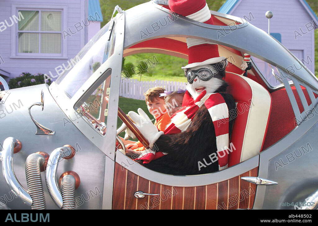 DAKOTA FANNING, MIKE MYERS and SPENCER BRESLIN in DR. SEUSS' THE CAT IN THE HAT, 2003, directed by BO WELCH. Copyright UNIVERSAL STUDIOS/DREAMWORKS / GORDON, MELINDA SUE.