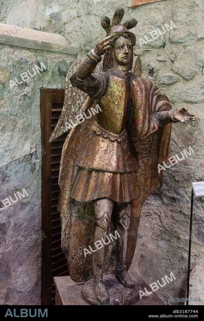 arcángel San Miguel, talla en madera, encarnada y policromada, siglo XVII, museo colonial, Hotel museo Casa Santo Domingo,  antiguo Convento de Santo Domingo,Antigua Guatemala, departamento de Sacatepéquez, Guatemala, Central America.
