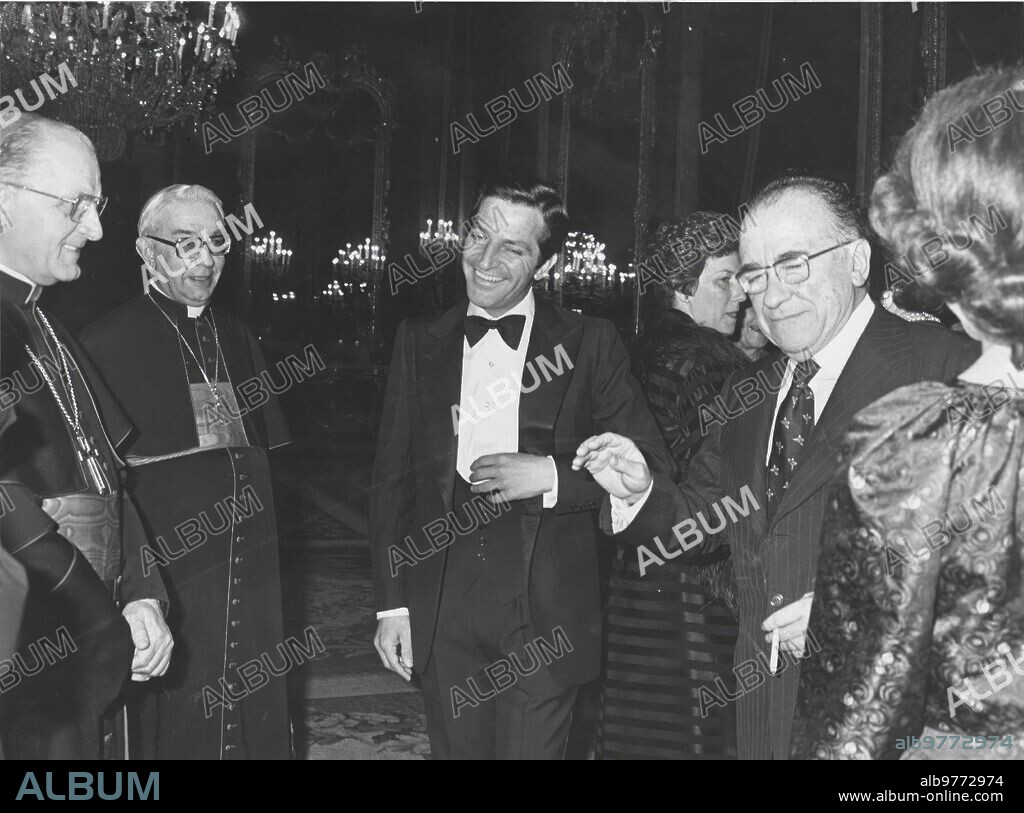 17 marzo 1978. Palacio Real: cena en honor del gobernador general de Canadá. Adolfo Suárez, Santiago Carrillo, monseñor Tarancón, monseñor Luigi Dadaglio. En 2º Plano, de Espaldas, la Señora de Carrillo.