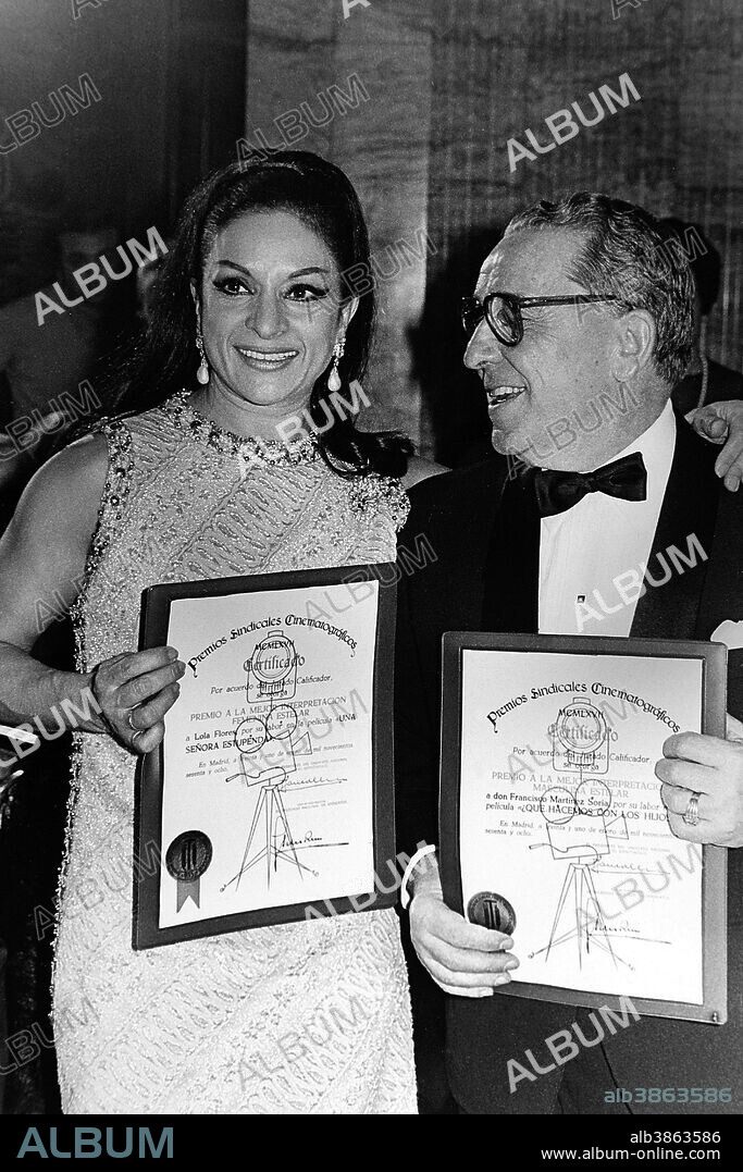 FLORES , LOLA. ACRTRIZ Y CANTANTE ESPAÑOLA . JEREZ DE LA FRONTERA - . LOLA FLORES Y PACO MARTINEZ SORIA , RECOGIENDO EL PREMIO SINDICAL CINEMATOGRAFICO , POR SU TRABAJO EN UNA SEÑORA ESTUPENDA . 1968.