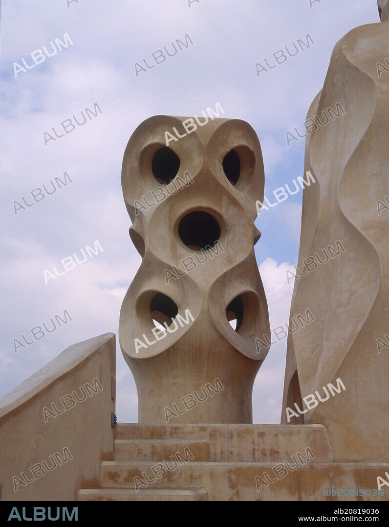 ANTONI GAUDÍ. CHIMENEA MODERNISTA- 1906-10.