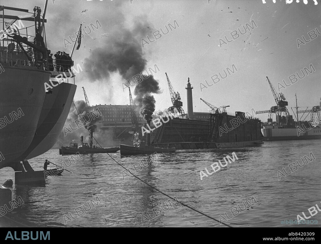 GÖTEBORG 1944-03-15.. Göteborgs hamn med Amerikakajen och Sjömanstornet - Kampanilen. Två bogserbåtar drar en torrdocka till ett av varven. *** Local Caption *** GT Krep - 2011-09 Foto: Kamerareportage / TT / Kod: 2524.