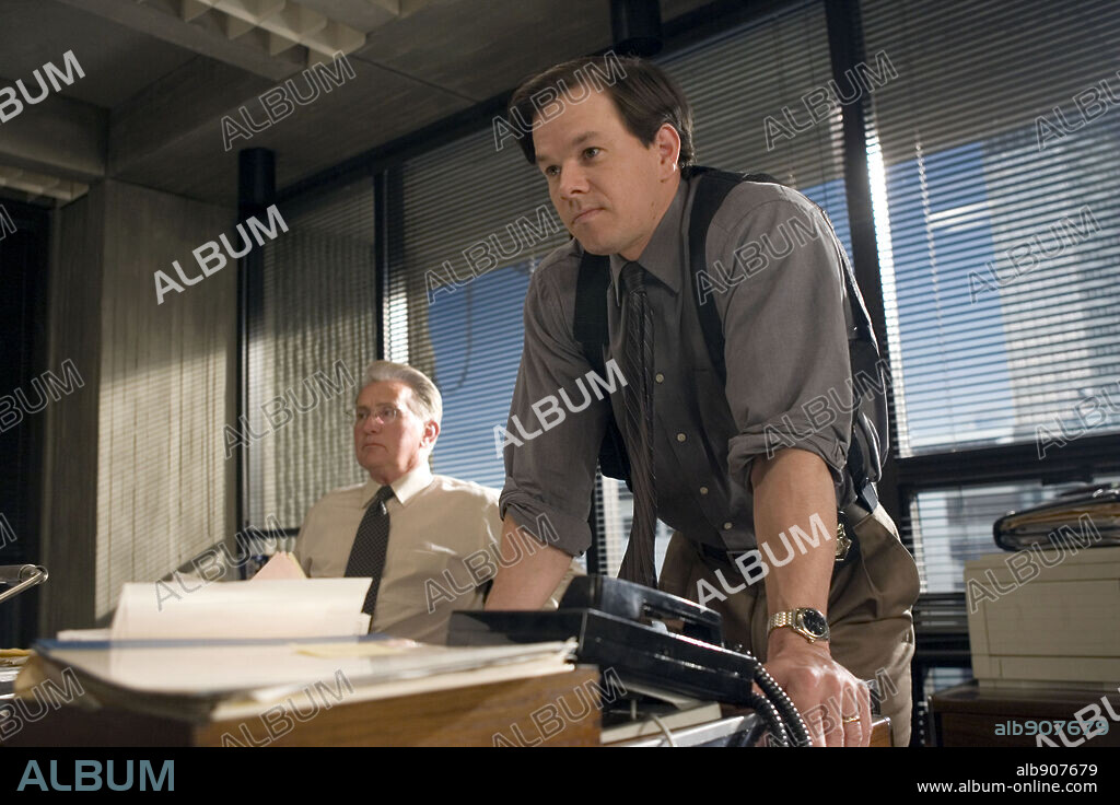 MARK WAHLBERG et MARTIN SHEEN dans THE DEPARTED, 2006, réalisé par MARTIN SCORSESE. Copyright WARNER BROS PICTURES/VERTIGO ENTERTAINMENT/INITIAL ENTERTAIN / COOPER, ANDREW.