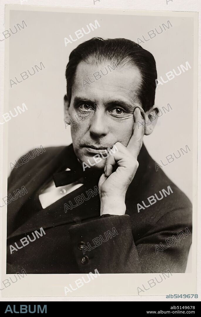 Louis Held, Walter Gropius, Staatliche Landesbildstelle Hamburg, collection on the history of photography, silver gelatin paper, black and white positive process, image size: height: 14.80 cm; width: 10.50 cm, inscribed: verso on the box: Photographer, place, designation Walter Gropius, architect and founder of the Bauhaus in Weimar, where he lived from 1918 to 1925! dimensions and inv. no. handwritten in black, stamp: verso and left on the cardboard: stamp of the State Picture Office Hamburg, portrait photography, portrait, architect, man, historical person, Walter Gropius.