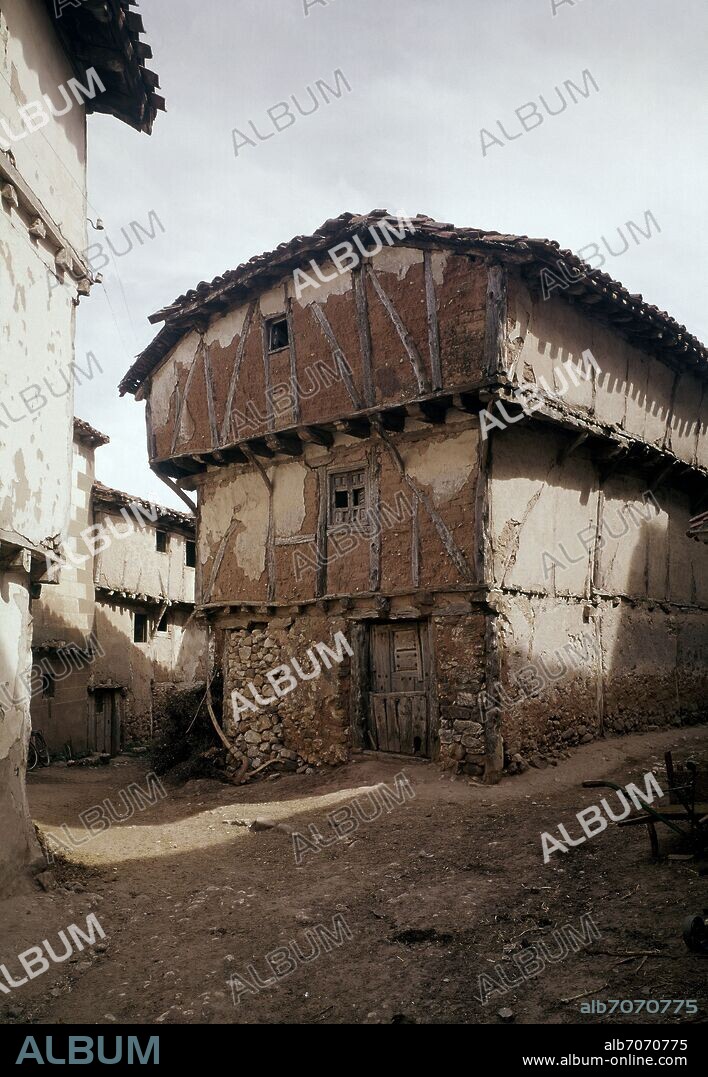 CASA DE PUEBLO CONSTUIDA EN PIEDRA Y ADOBE CON ESTRUCTURA DE MADERA - FOTO AÑOS 60.