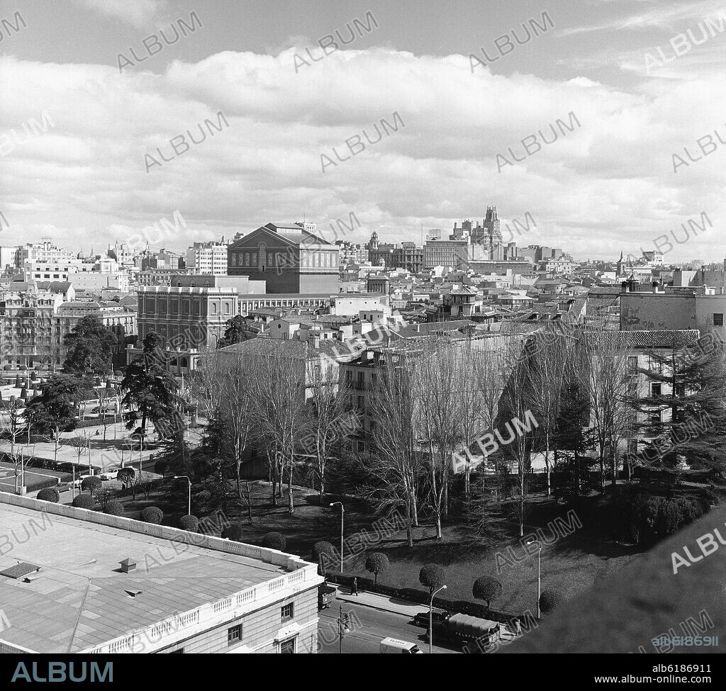 PANORAMICA DE LA PLAZA DE ORIENTE - TEATRO REAL DE MADRID - FOTOGRAFIA EN BLANCO Y NEGRO - AÑOS 60.
