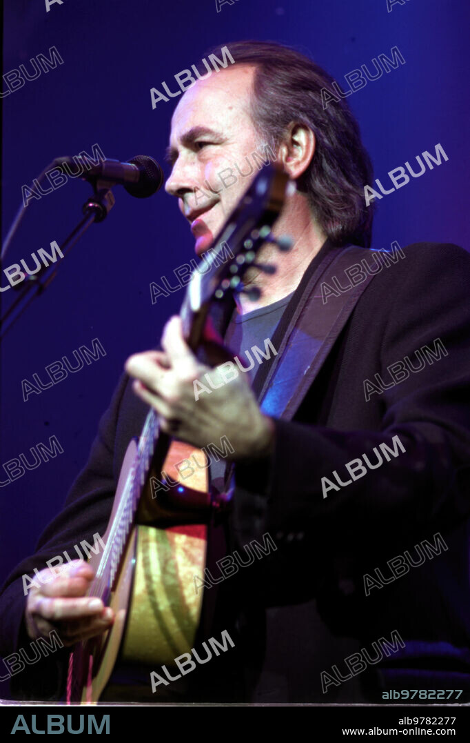 Madrid. 12/03/2002. Albéniz Theater. Joan Manuel Serrat. Photo: José Luis Álvarez.