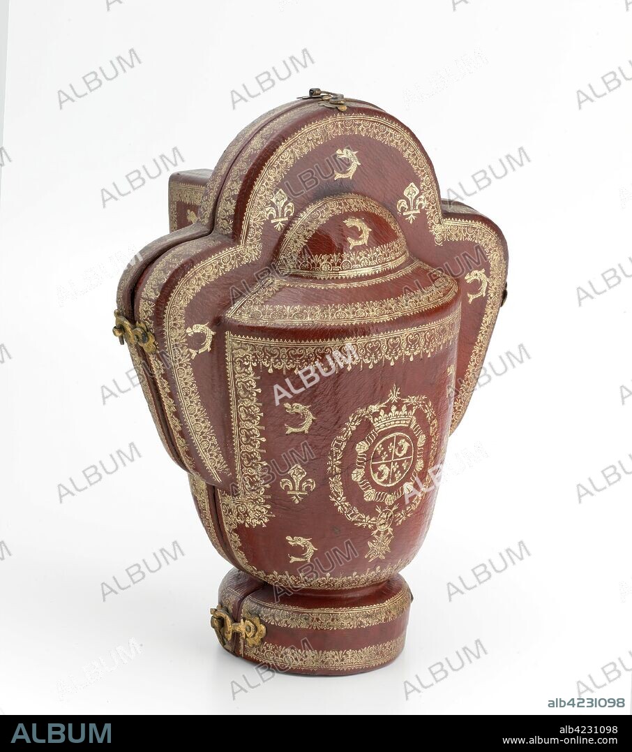 ANÓNIMO. Anónimo / 'Estuche para vaso de cristal con piquera y asa trebolada'. 1650 - 1711. Cuero, Madera, Metal, Tela, 25 x 15 cm.