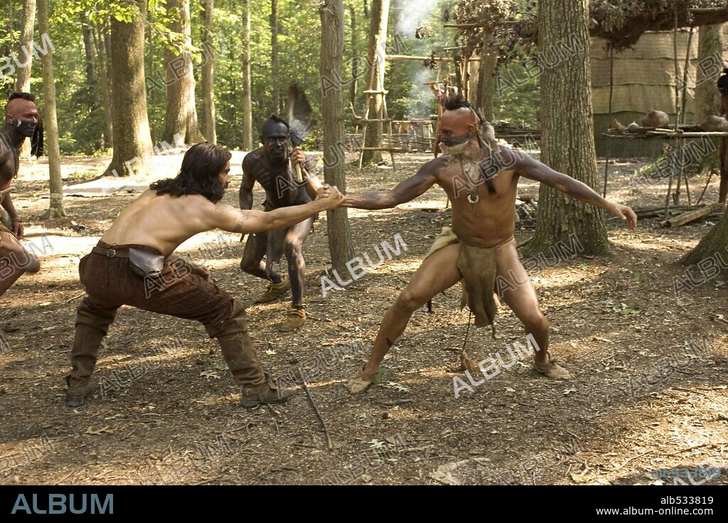 COLIN FARRELL and RAOUL TRUJILLO in THE NEW WORLD, 2005, directed by TERRENCE MALICK. Copyright NEW LINE CINEMA / WALLACE, MERIE W.