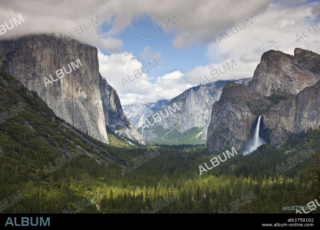 Yosemite Valley from Tunnel View viewpoint, with El Capitan, a 3000 feet granite monolith on the left, and the Bridalveil Falls on the right, Yosemite National Park, UNESCO World Heritage Site, Sierra Nevada, California, United States of America, North America.