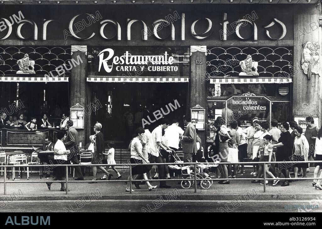 Barcelona. Fachada del bar Canaletas en las Ramblas. Año 1965.
