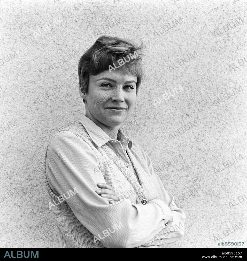 1968-05-22.. Kerstin Persdotter, redaktör för ungdomsprogrammet "Kolla in" i radio.. Foto: Bertil S-son Åberg / RiR / SVT / Kod: 5600. Bild och reportage publ. i RiR 24/68 sid. 25 inför ett radioprogram.. RiR 19041 sv/v neg.