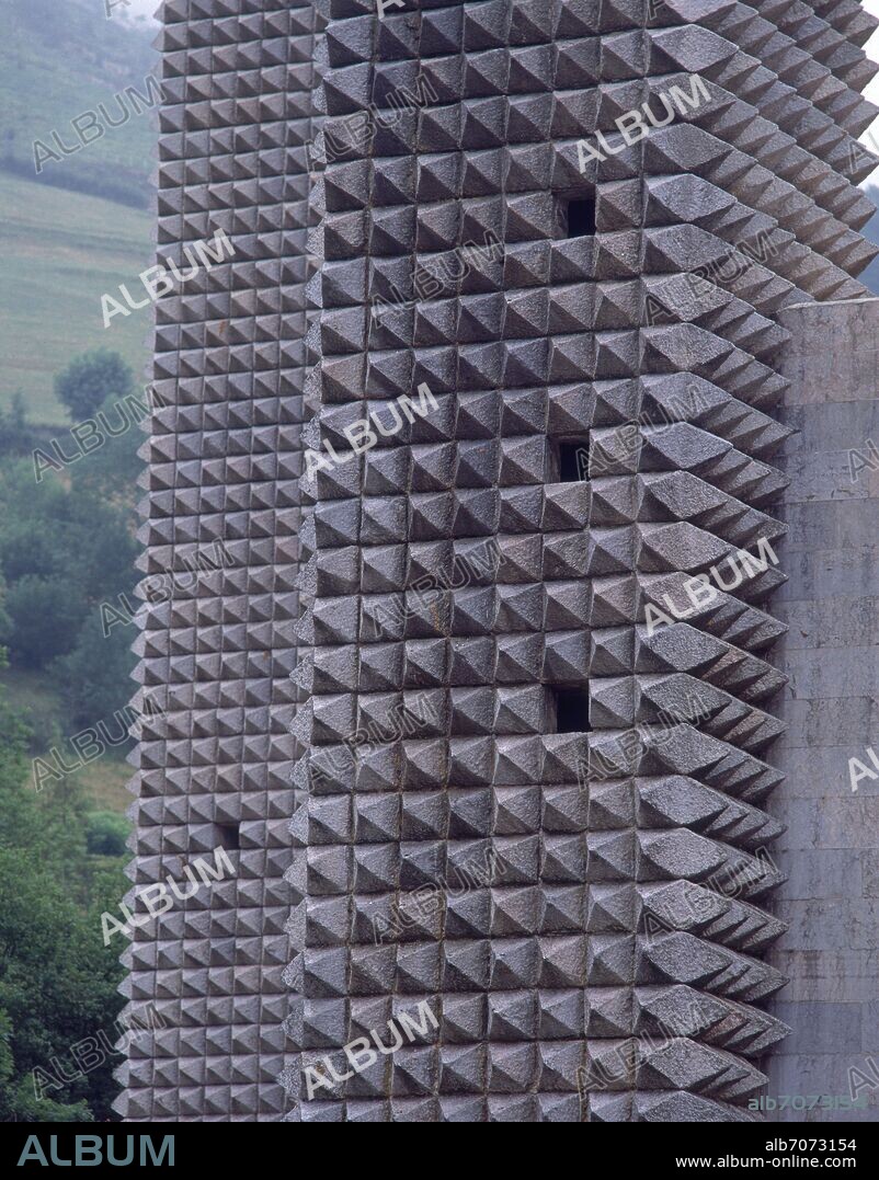 FCO JAVIER SAENZ DE OIZA 1918-2000 Y LUIS LAORGA 1. EXTERIOR-LA TORRE-DET PARTE CENTRAL-PICOS SALIENTES - FOTO AÑOS 90.