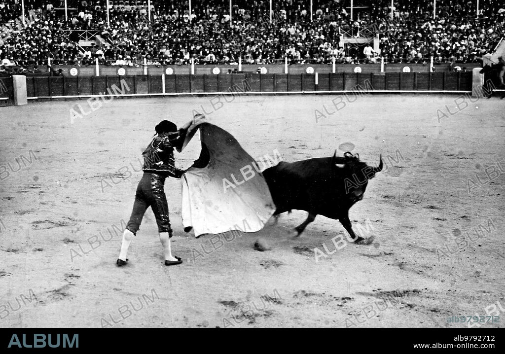 August 4, 1912. From yesterday's bullfight in Carabanchel. The right-handed Juan Sal (Saleri) spearing one of the Fighting Cattle in the Plaza de Vista Alegre.