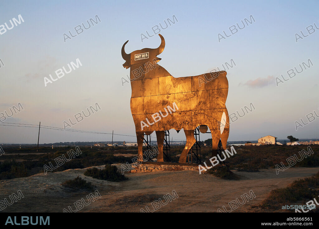 Santa Pola; toro de "Osborne" cerca de las salinas / parque natural.