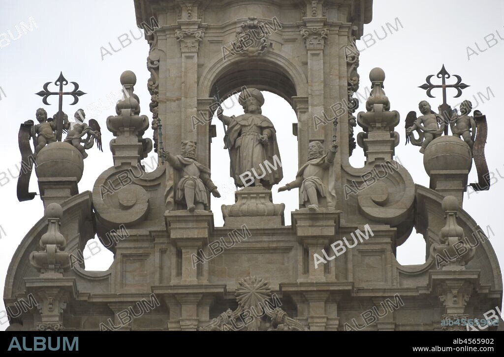 Catedral de Santiago (Obradoiro). Fachada principal. Detalle de la parte superior con la estatua de Santiago Peregrino flanqueado por ángeles portando las cruces de Santiago (siglo XVIII). Santiago de Compostela. Provincia de A Coruña. Galicia. España.
