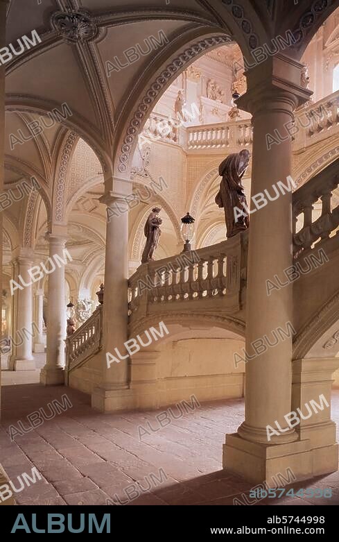 Würzburg (Unterfranken, Bayern), Fürstbischöfliche Residenz. (1720 begonnen), Treppenhaus (Arch.: Balthasar Neumann; Fresken 1752/53 von Giovanni Battista Tiepolo; Stuck nach 1755 von L.Bossi). Innenansicht: Blick aus der Einfahrtshalle auf den ersten Treppenlauf. Foto.