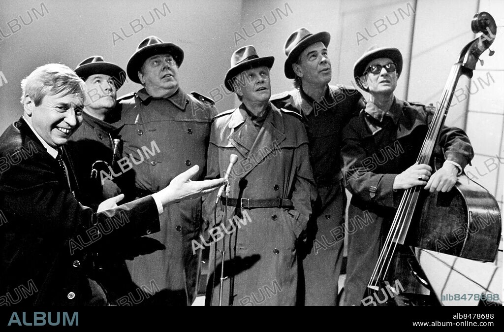 Olle Palin presenterar Helmer Bryds Eminent Five Quartet bestod av Helmer Bryd (Gunnar Svensson) på piano och sång, Ove "Gulan" Sector (Leppe Sundevall) på trumpet, "Öset" Luhring (Sten Carlberg) på gitarr och banjo, Lothar B. Jönsson (Folke Erbo) på trummor och sång, Victor "Vitan" Sector (Folke Eng) på bas och sång, samt Melvin "Bobo" Slacke (Moltas Eriksson) på sång. Foto: Johnny Zaar / Sydsvenskan Bild / IBL Bildbyrå.
