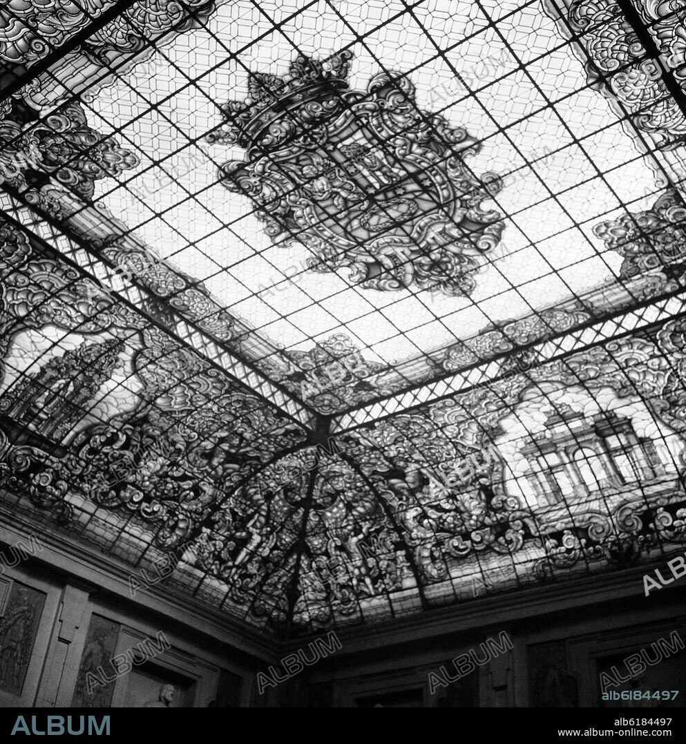 CASA MAUMEJEAN-1860 VIDRIERAS ARTISTICAS. VIDRIERA DEL PATIO DE CRISTALES DEL AYUNTAMIENTO DE MADRID REALIZADA EN LOS AÑOS 40 - FOTOGRAFIA EN BLANCO Y NEGRO - AÑOS 60 -.