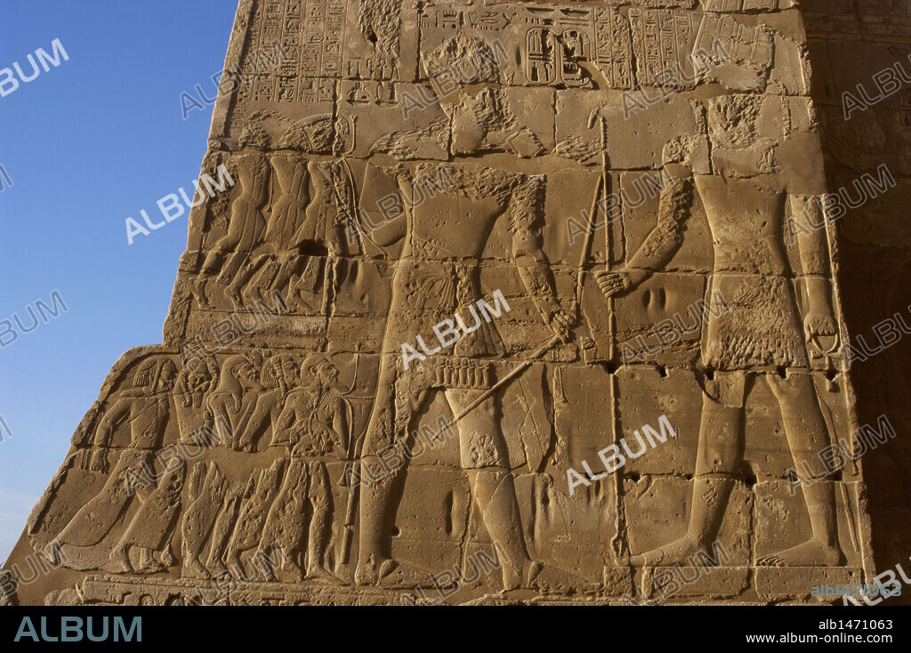 Temple of Ramses III. Relief depicting prisoners of war at the feet of Pharaoh Ramses III who presents them victorious before god Amun. New Kingdom. Thebes. Medinet-Habu. Egypt.