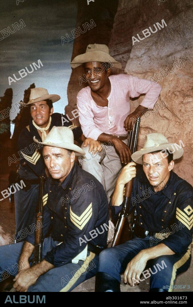 DEAN MARTIN, FRANK SINATRA, PETER LAWFORD y SAMMY DAVIS JR en LOS 3 SARGENTOS, 1962 (SERGEANTS 3), dirigida por JOHN STURGES. Copyright UNITED ARTISTS.