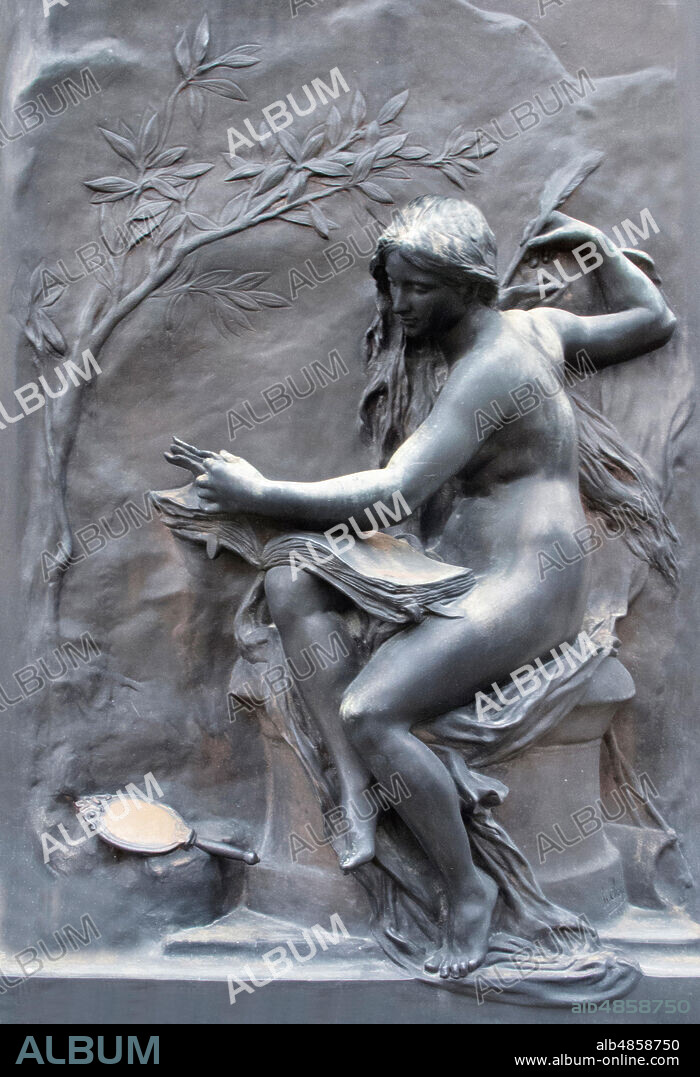 Relieve de mujer joven sentada escribiendo con pluma, en mármol negro.