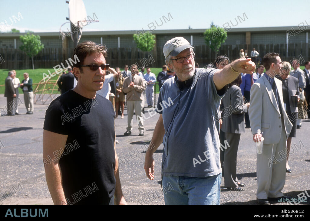 JOHN PASQUIN and TIM ALLEN in JOE SOMEBODY, 2001, directed by JOHN PASQUIN. Copyright 20TH CENTURY FOX.