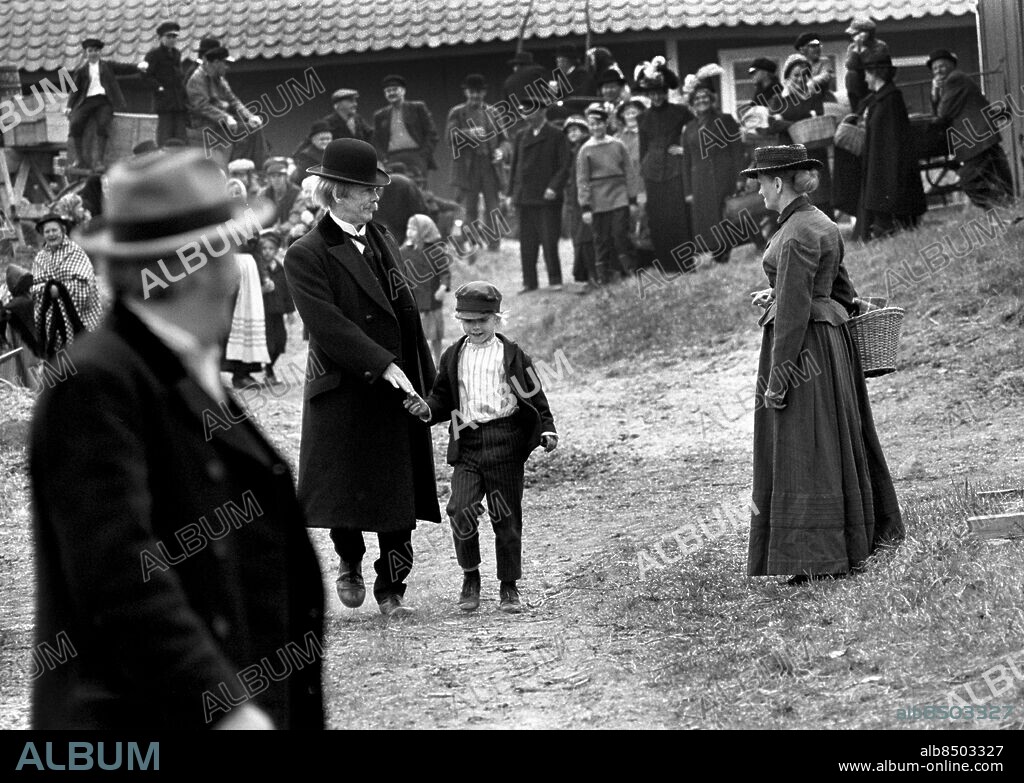 ARKIV 1971-05-10. Barnskådespelaren Jan Ohlsson i sin roll som Emil och skådespelaren Allan Edwall i rollen som Emils pappa Anton Svensson under filminspelningen av scenen höstmarknad i Vimmerby i filmen "Nya hyss av Emil i Lönneberga" på Gibberyds gård utanför Vimmerby . Foto: Lars Nyberg / EXP / TT / Kod: 34. **AFTONBLADET OUT**.