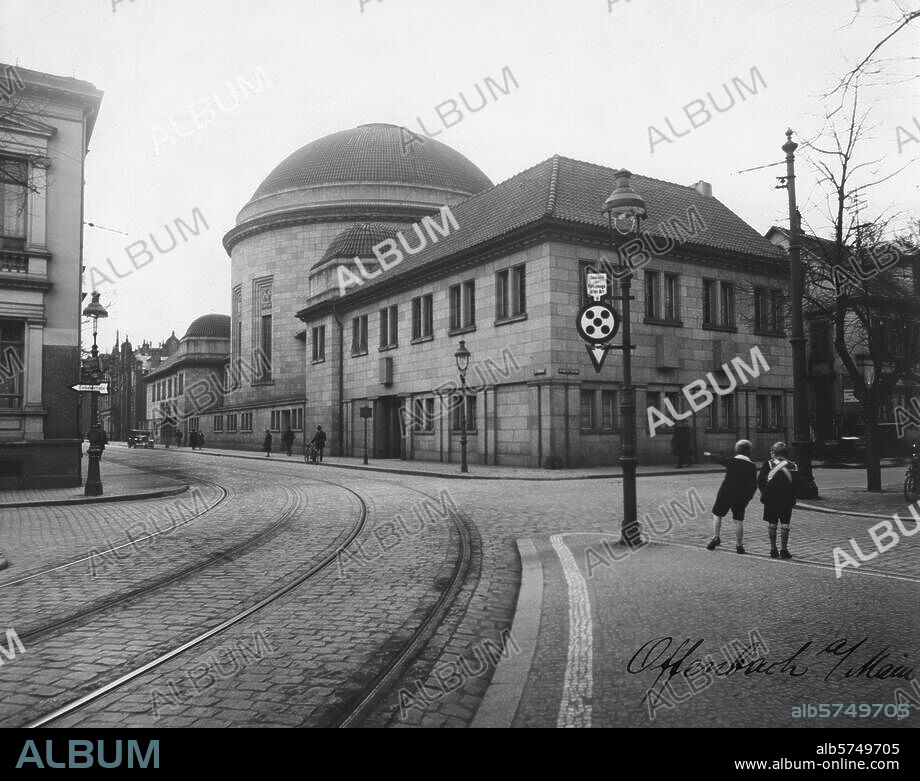 Offenbach am Main (Hessen), Synagoge (erbaut 1916; in der "Reichskristallnacht" Nov. 1938 verwüstet, danach als Kino und Theater genützt). Ansicht. Foto, undat. (um 1930).