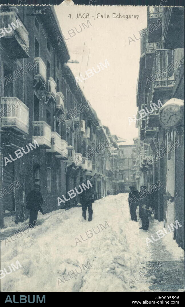 1930. Jaca. La calle Echegaray Nevada.