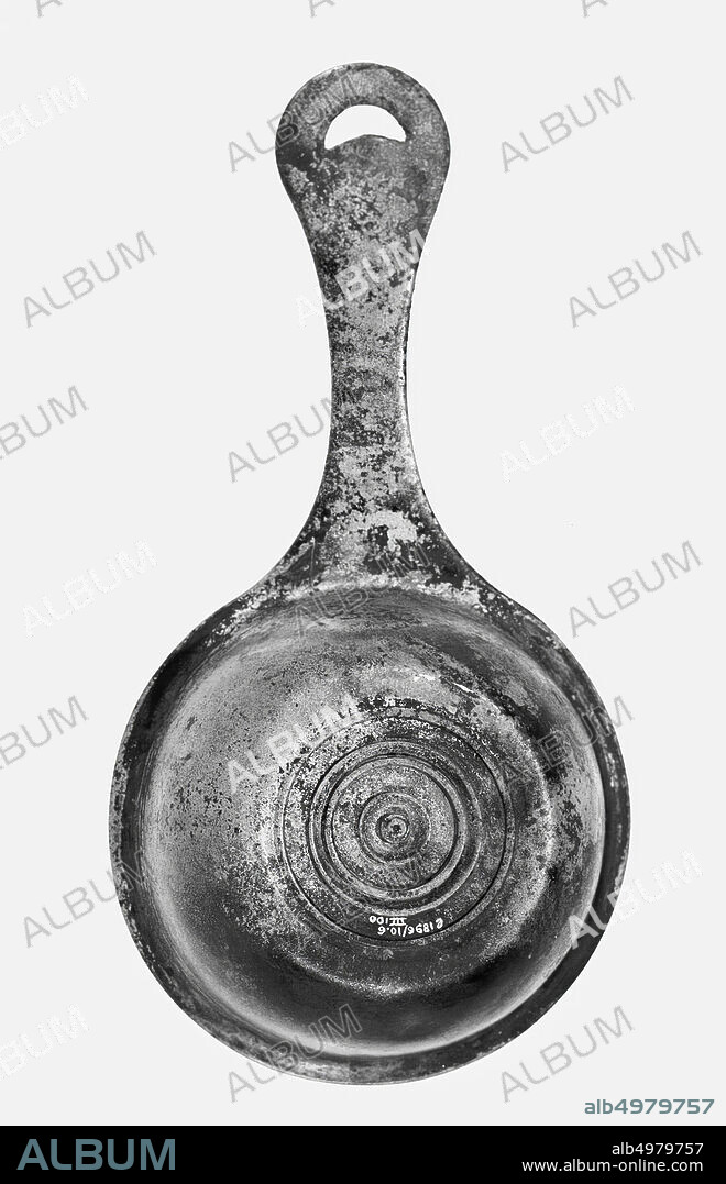 Bronze casserole with crescent-shaped hole in the round end of the stem., crockery, casserole, metal, bronze, length: 23.5 cm, roman 1-300, the Netherlands, Gelderland, Renkum, Oosterbeek, Rijn.
