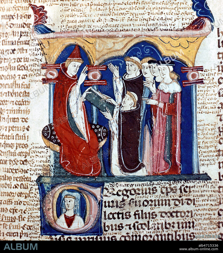 Le pape Gregoire recoit les decretales des mains d'un moine mendiant. Enluminure tiree des Decretales de GREGOIRE IX (1145-1241), au 14eme s (XIVe, 14e s.). Manuscrit medieval conserve a la bibliotheque Sainte-Genevieve. Ms. 331 f°193. Credit : Collection JEAN VIGNE / Kharbine-Tapabor.