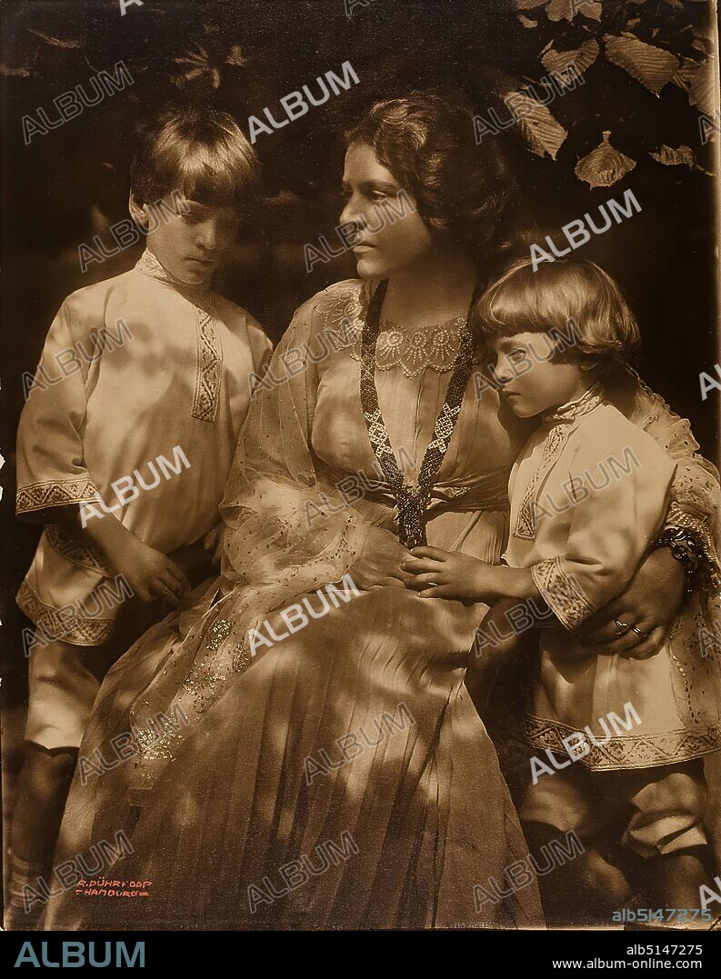 Rudolph Dührkoop, Elena Luksch-Makowsky with the children Peter and Andreas, paper, pigment print, total: height: 37,70 cm; width: 29,30 cm, signed: recto: u. li. in picture signed in red: R. Dührkoop - Hamburg -, portrait photography, mother, artist and his family, son, group portrait, historical person, boy, woman, Elena Luksch-Makowsky, art of the 19th century/early modernism.