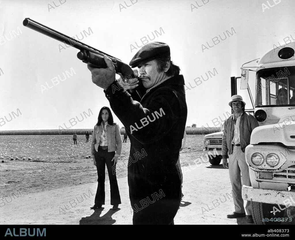 CHARLES BRONSON y LINDA CRISTAL en MR. MAJESTYK, 1974, dirigida por RICHARD FLEISCHER. Copyright UNITED ARTISTS.