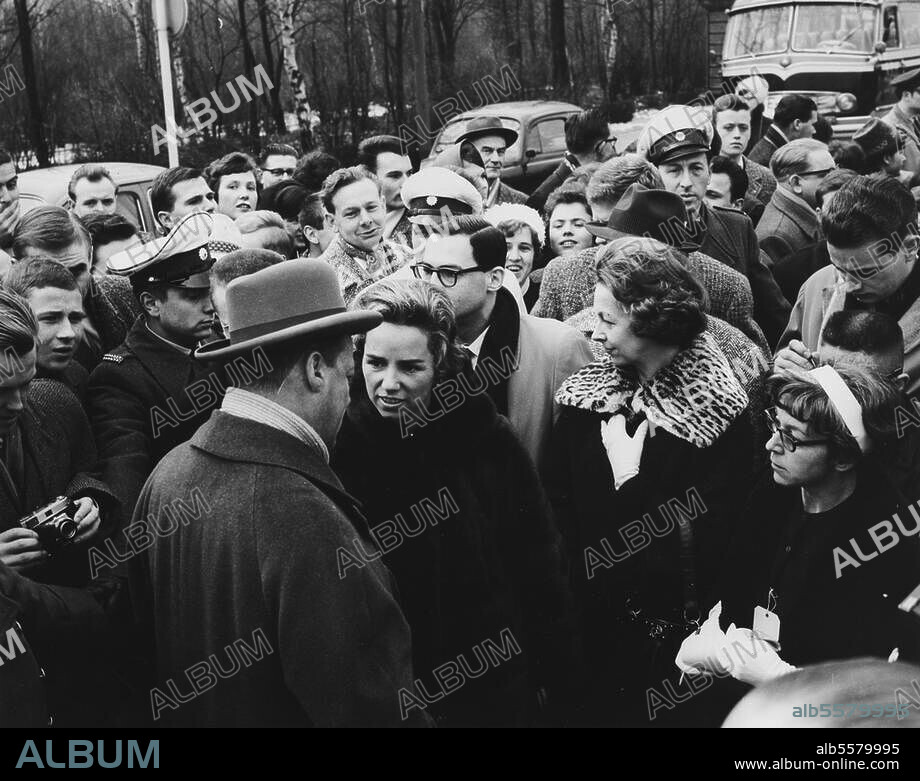 Brandt, Rut. 1. Ehefrau von Willy Brandt. - Mit Ethel Kennedy, Gattin des amerik. Justizministers Robert Kennedy, am Brandenburger Tor in Berlin. Foto, 23.2.1962.