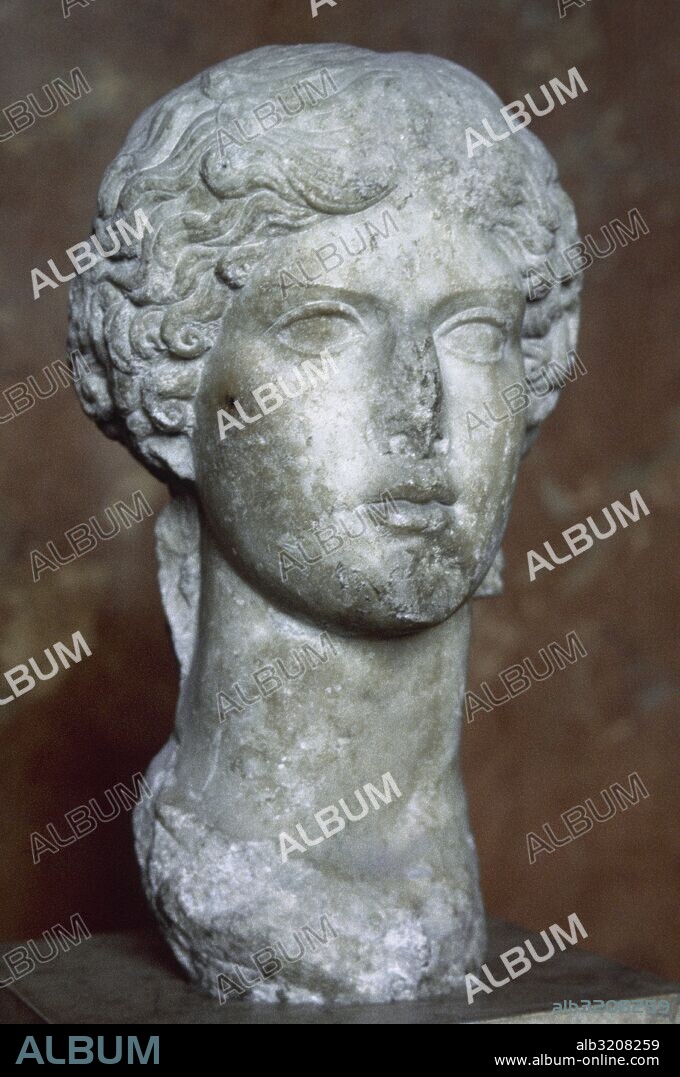 AGRIPINA LA MAYOR (Vipsania Agripina) (h. 14 a. C. -33 d. C.) Hija de M. Vipsanio Agripa y de Julia, hija de Augusto. Esposa de Germánico, a quien acompañó en sus campañas militares. Madre de Calígula y Agripina (madre de Nerón). Busto de Agripina la Mayor realizado en mármol, en el primer cuarto del siglo I d. C. Hallado en Atenas. Museo del Louvre. París. Francia.