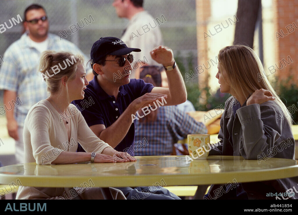 MICHELLE PFEIFFER, PETER KOSMINSKY and RENEE ZELLWEGER in WHITE OLEANDER, 2002, directed by PETER KOSMINSKY. Copyright WARNER BROS. PICTURES / ZINK, VIVIAN.