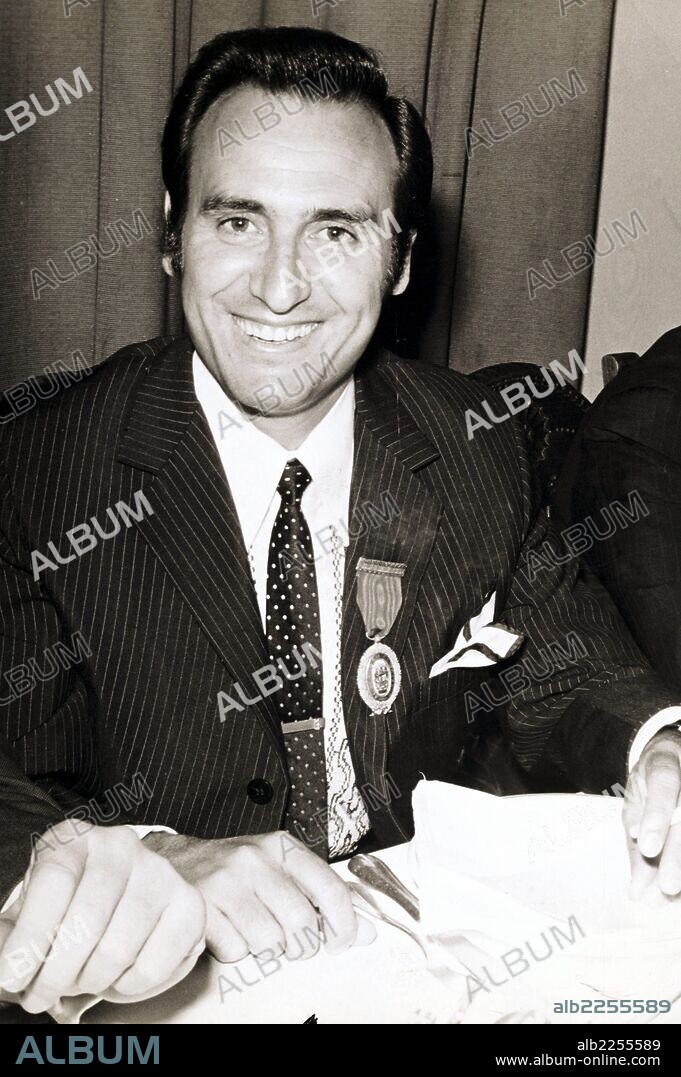 MANOLO ESCOBAR. CANTANTE ESPAÑOL.1931-.  CON SU MEDALLA DE PLATA AL MERITO DEL TRABAJO.