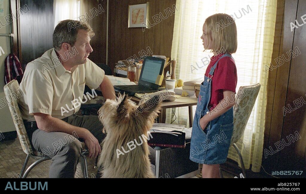 ANNASOPHIA ROBB and JEFF DANIELS in BECAUSE OF WINN-DIXIE, 2005, directed by WAYNE WANG. Copyright 20TH CENTURY FOX / TENNER, SUZANNE.