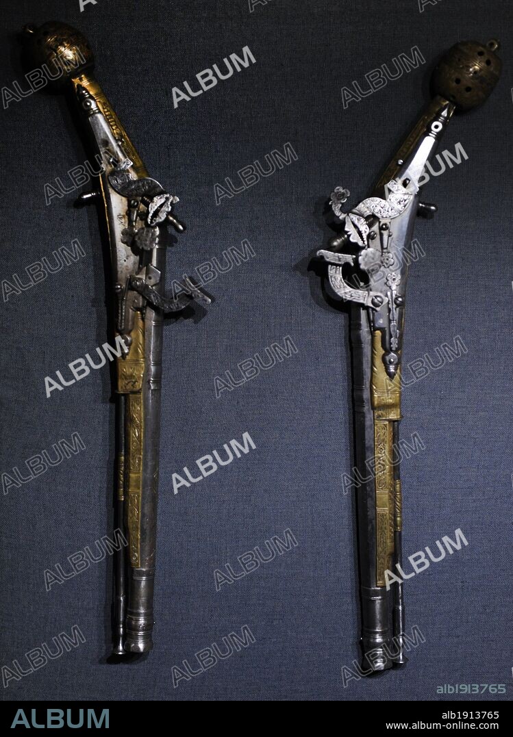 HISTORIA ARMAS DE FUEGO. Dos ejemplares de PISTOLAS del s. XVII. Escocia. Firma Robert Allison Dundee. 1635. Hierro forjado, grabado, bronce, calado. Armas lisas de calibre, 13 mm. Antigua colección de la familia Moszynsky. Museo Nacional de Cracovia. Polonia. Europa.