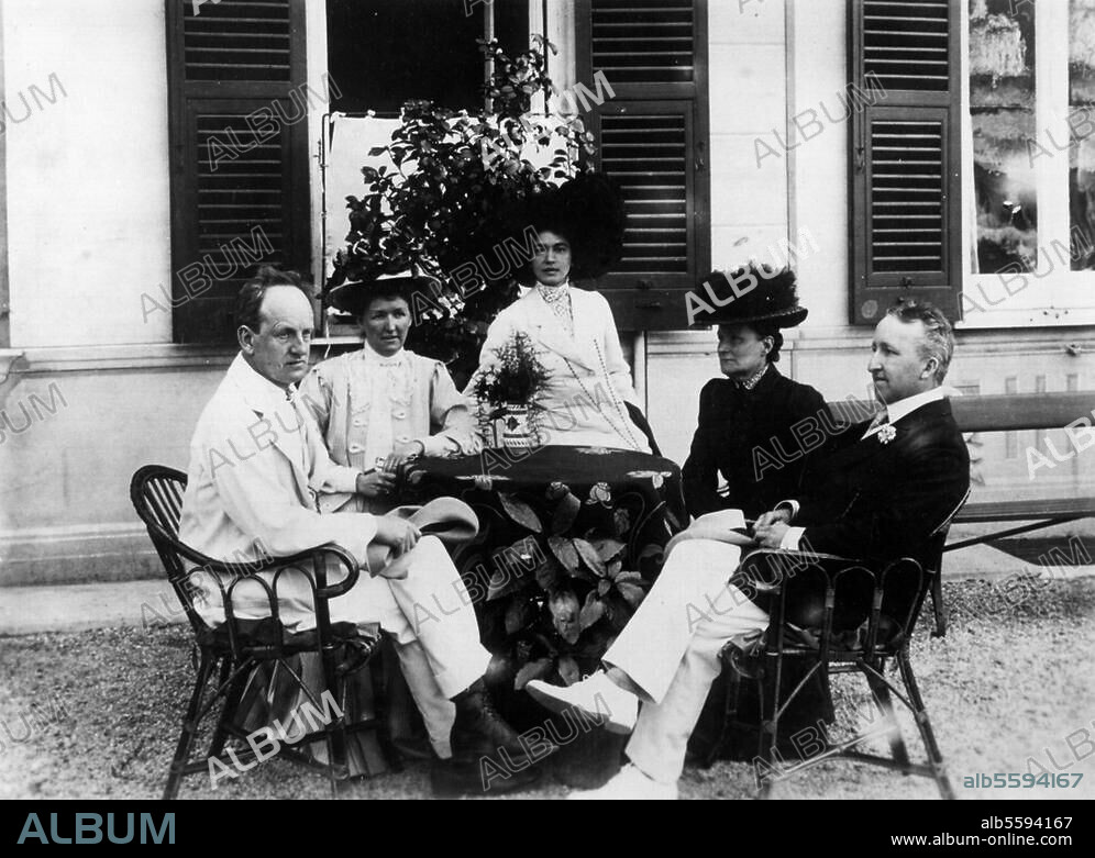 Hauptmann, Gerhart Schriftsteller und Dramatiker, 1862-1946. An der Riviera 1909: v. li. Hauptmann, Eva Chamberlain, geb. Wagner, Hauptmanns zweite Gattin Margarete, geb. Marschalk, Frau Küchler und Siegfried Wagner. Foto.