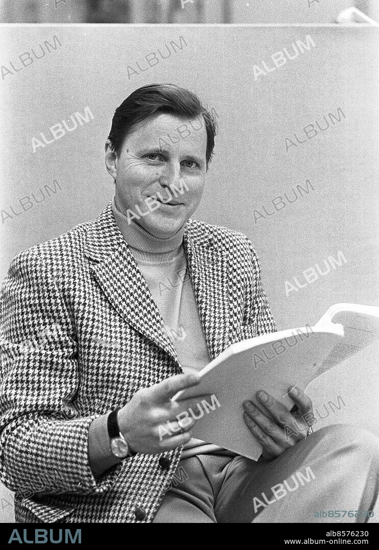 STOCKHOLM 1974-02-13. Ingenjören Bengt Odelgard, uppfinnaren som var med och tog fram bl. a. den vändbara flytvästen, industrihjälmen, bilbältet, livlinan och ishockeyhjälmen.. Foto: Per Kagrell / Expressen / TT / Kod: 26. **AFTONBLADET OUT**.