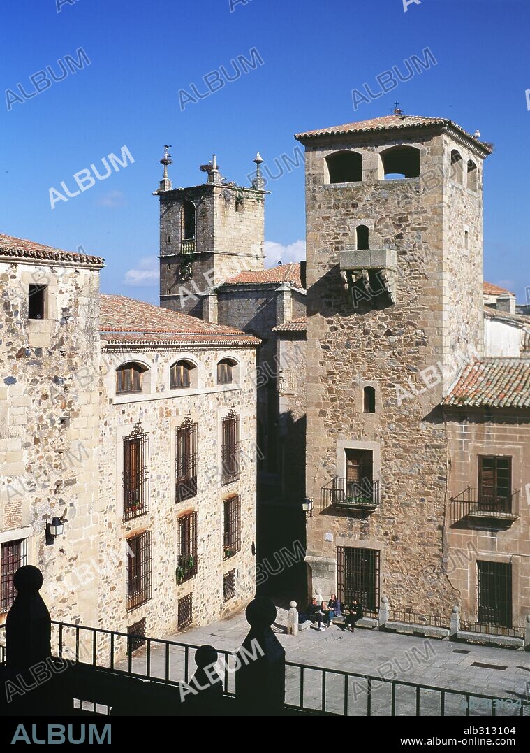 Plaza con Torre de la Casa de los Golfines de Abajo, Cáceres. Arquitectura Civil de los siglos XV-XVI. Fachada gótico-mudéjar.