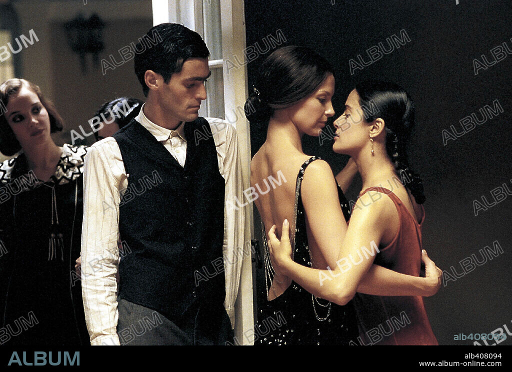 ASHLEY JUDD and SALMA HAYEK in FRIDA, 2002, directed by JULIE TAYMOR. Copyright MIRAMAX.
